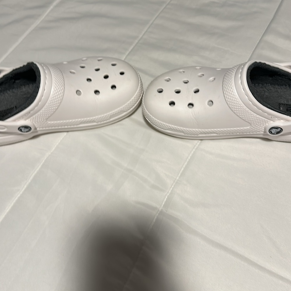 Fleece lined crocs size 7W/5M - Picture 6 of 6